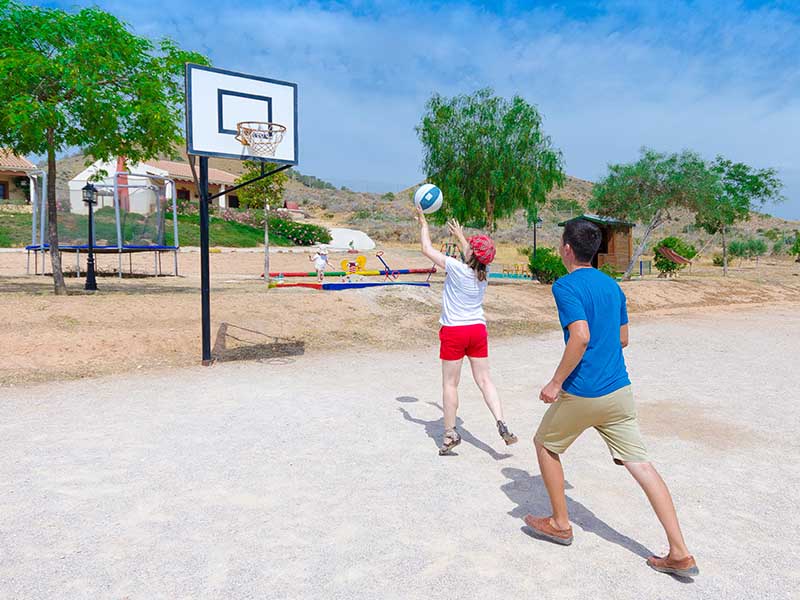 Campo de ftbol y baloncesto